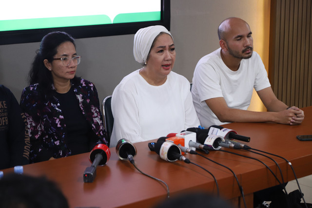 Anak Titiek Puspa, Petty Tunjungsari memberikan keterangan pers kepada wartawan terkait kondisi kesehatan Titiek Puspa di RS Medistra, Jakarta, Kamis (10/4/2025). Foto: Iqbal Firdaus/kumparan