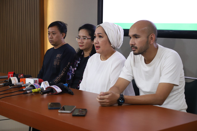 Anak Titiek Puspa, Petty Tunjungsari memberikan keterangan pers kepada wartawan terkait kondisi kesehatan Titiek Puspa di RS Medistra, Jakarta, Kamis (10/4/2025). Foto: Iqbal Firdaus/kumparan
