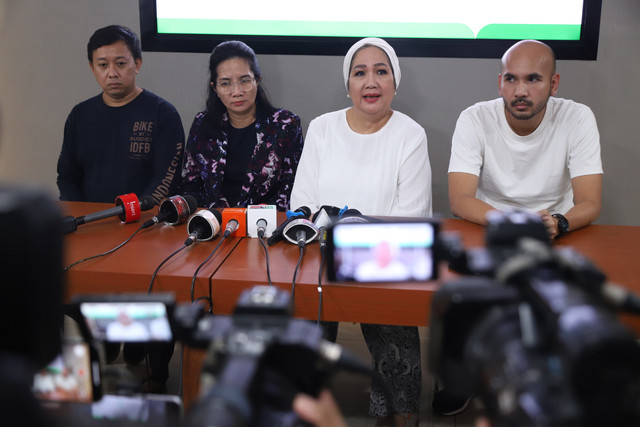 Anak Titiek Puspa, Petty Tunjungsari memberikan keterangan pers kepada wartawan terkait kondisi kesehatan Titiek Puspa di RS Medistra, Jakarta, Kamis (10/4/2025). Foto: Iqbal Firdaus/kumparan