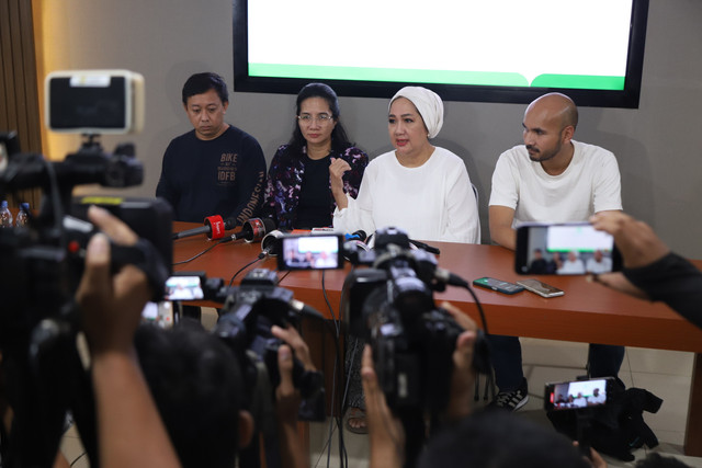 Anak Titiek Puspa, Petty Tunjungsari memberikan keterangan pers kepada wartawan terkait kondisi kesehatan Titiek Puspa di RS Medistra, Jakarta, Kamis (10/4/2025). Foto: Iqbal Firdaus/kumparan
