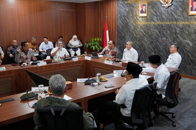 Menteri Koordinator Bidang Pangan sekaligus Ketua Satgas Pembentukan Koperasi Desa Merah Putih Zulkifli Hasan (Zulhas) menghadiri Rakor Pembahasan Tindak Lanjut Inpres Nomor 9 Tahun 2025 di Graha Mandiri, Jakarta, Kamis (10/4/2025). Foto: Dok. Istimewa