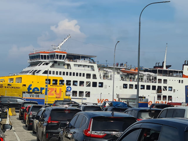 Antrean kendaraan yang akan kembali ke Pulau Jawa menggunakan kapal ferry di Pelabuhan Bakauheni, Lampung Selatan. Foto: Dok. ASDP