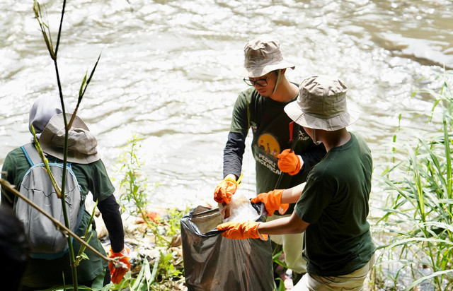 ASDP dalam mengumpulkan sampah plastik dalam mengurangi emisi karbon. Foto: Dok. ASDP