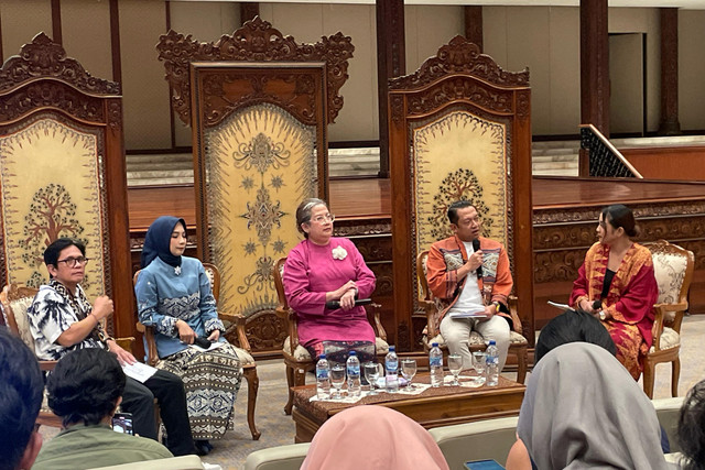 Jajaran PT. Aviasi Pariwisata Indonesia (Injourney) dalam konferensi pers Peringatan 50 Tahun Taman Mini Indonesia Indah (TMII), Kamis (10/4/2025). Foto: Najma Ramadhanya/kumparan