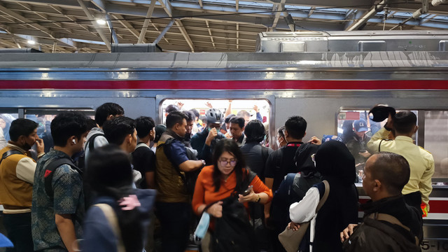 Sejumlah penumpang menaiki gerbong KRL saat jam pulang kerja di Stasiun Manggarai, Jakarta, Kamis (10/4/2025). Foto: Thomas Bosco/kumparan
