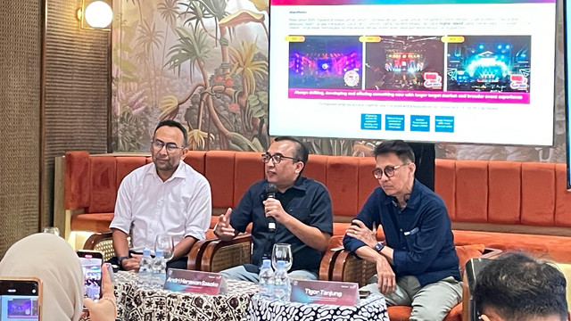 Abdullah Fahmi, VP Brand & Marketing Communication Telkomsel (paling kiri), dan Andri Herawan Sasoko, VP Corporate Telecommunication Telkom (tengah), Tigor Tanjung, Sekretaris Jenderal PB PASI (kanan). Foto: Habib Allbi Ferdian/kumparan