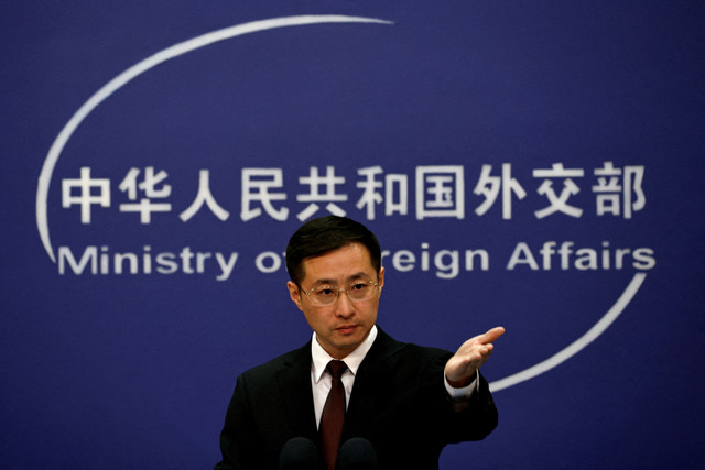 Juru bicara Kementerian Luar Negeri China Lin Jian menghadiri konferensi pers di Beijing, China, Kamis (10/4/2025). Foto: Tingshu Wang/REUTERS