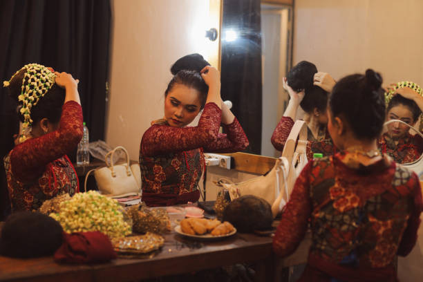 Sumber: https://www.istockphoto.com/id/foto/after-the-show-gm2180703989-599789547?searchscope=image%2Cfilm