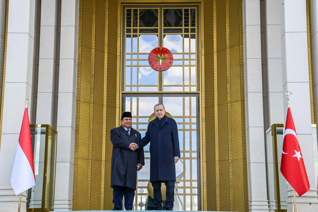 Presiden Prabowo Subianto (kiri) bersalaman dengan Presiden Turki Recep Tayyip Erdogan sebelum pertemuan bilateral di Istana Kepresidenan Turki, di Ankara, Turki, Kamis (10/4/2025). Foto: Galih Pradipta/ANTARA FOTO