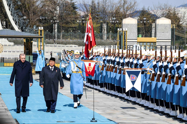 Presiden Prabowo Subianto (kedua kiri) bersama Presiden Turki Recep Tayyip Erdogan (kiri) memeriksa pasukan saat tiba di Istana Kepresidenan Turki, di Ankara, Turki, Kamis (10/4/2025). Foto: Galih Pradipta/ANTARA FOTO