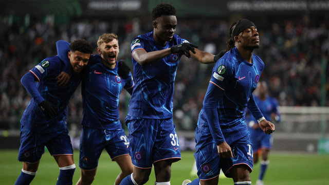 Selebrasi pemain saat laga Legia Warsaw vs Chelsea dalam perempat final leg pertama Liga Konferensi Eropa 2024/25 di Stadion Wojska Polskiego, Warsaw, Polandia, pada Kamis (10/4). Foto: REUTERS/Kacper Pempel