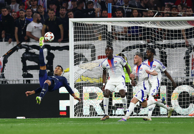Aksi salto Casemiro saat laga Lyon vs MU dalam laga leg pertama perempat final Liga Europa 2024/25 di Groupama Stadium, Prancis, pada Jumat (11/4) dini hari WIB. Foto: REUTERS/Gonzalo Fuentes