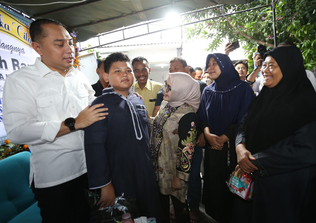 Nirma (dua dari kanan), istri mendiang asisten masinis kereta commuter line Jenggala. Foto: Diskominfo Surabaya 