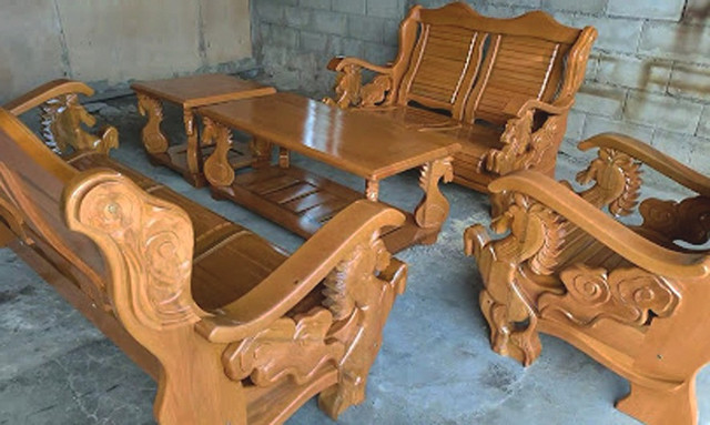 Kursi ukiran di Mebel Jepara. Pemilik Mebel Jepara merasa terbantu kembangkan bisnisnya berkat pinjaman modal dari Bank Kalbar. Foto: Dok. Bank Kalbar