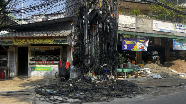 Jaringan kabel utilitas semrawut di Jalan Kuningan Barat, Jakarta Selatan, Jumat (11/4/2025). Foto: Rayyan Farhansyah/kumparan