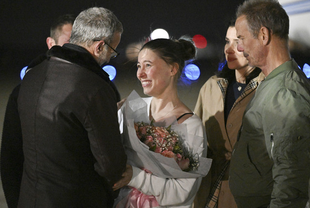 Balerina AS-Rusia Ksenia Karelina saat tiba setlah dibebaskan Rusia di Pangkalan Gabungan Andrews, Maryland, Amerika Serikat, Kamis (10/4/2025). Foto: Roberto Schmidt/AFP