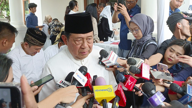 Presiden Ke-6 Susilo Bambang Yudhoyono menjawab pertanyaan wartawan saat tiba untuk menghadiri pemakaman Titiek Puspa di Wisma Puspa, Pancoran, Jakarta, Jumat (11/4/2025). Foto: Aprilandika Pratama/kumparan