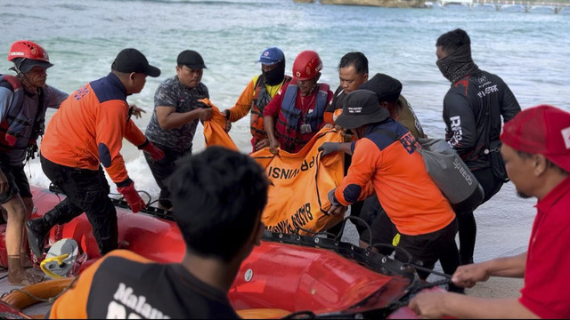 Tim SAE gabungan menemukan dua dari tiga santri Pondok Pesantren Amanatul Ummah, Pacet, Kabupaten Mojokerto, yang terseret ombak saat berenang di Pantai Balekambang, Kecamatan Bantur, Kabupaten Malang, Jumat (11/4/2025). Foto: Dok. Basarnas Surabaya