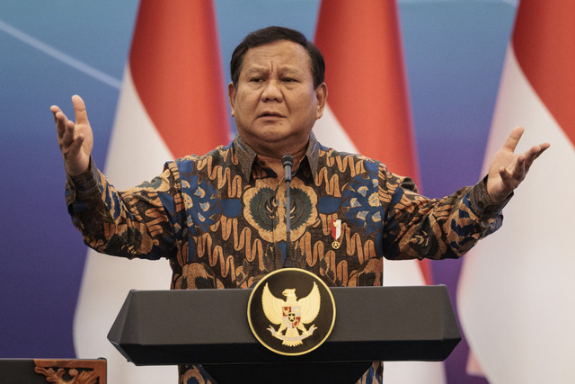 Presiden Prabowo Subianto menyampaikan pengarahan dalam Sarasehan Ekonomi Bersama Presiden RI di Menara Mandiri, Senayan, Jakarta, Selasa (8/4/2025). Foto: Yasuyoshi Chiba/AFP