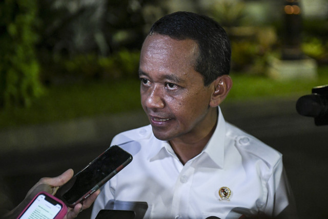 Menteri ESDM Bahlil Lahadalia menjawab pertanyaan wartawan usai mengikuti rapat yang dipimpin Presiden Prabowo Subianto di Istana Kepresidenan, Jakarta, Kamis (20/3/2025). Foto: Hafidz Mubarak A/ANTARA FOTO