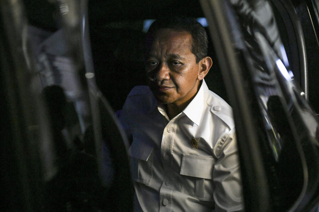 Menteri ESDM Bahlil Lahadalia berada di mobil usai mengikuti rapat yang dipimpin Presiden Prabowo Subianto di Istana Kepresidenan, Jakarta, Kamis (20/3/2025). Foto: Hafidz Mubarak A/ANTARA FOTO