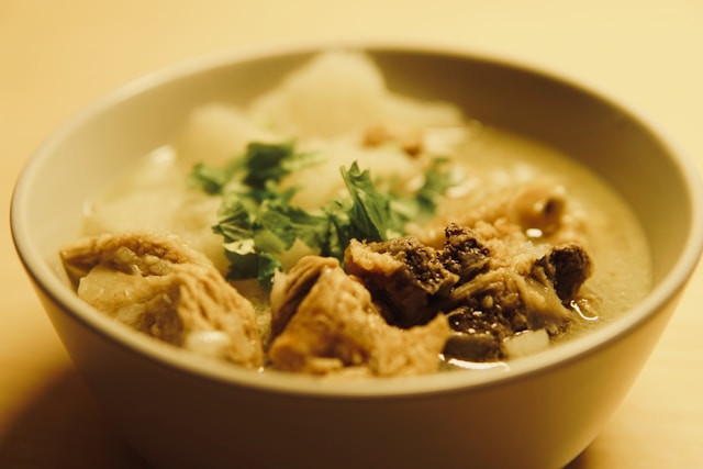 Lontong Kupang di Sidoarjo. Foto hanya ilustrasi, bukan tempat sebenarnya. Sumber: unsplash.com/Xinyi Wen