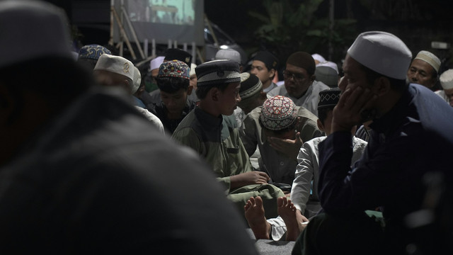 Doa Halal Bihalal Kantor. Foto Hanya Ilustrasi, Bukan Sebenarnya. Sumber Unsplash arifwdn