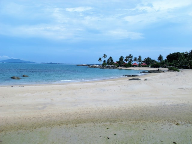 Pantai Mekaki. Foto Hanya Ilustrasi, Bukan Sebenarnya. Sumber Foto: Unsplash.com/Ruben Sukatendel