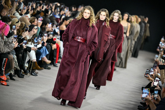 Para model memeragakan busana koleksi Max Mara sebagai bagian dari Milan Fashion Week Womenswear Autumn/Winter 2025/2026 di Milan pada 27 Februari 2025. Foto: Andreas SOLARO / AFP