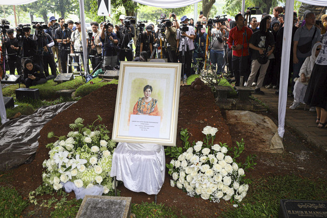 Suasana pemakaman pemeran film serta penyanyi Titiek Puspa di TPU Tanah Kusir, Jakarta, Jumat (11/4/2025).  Foto: Iqbal Firdaus/kumparan
