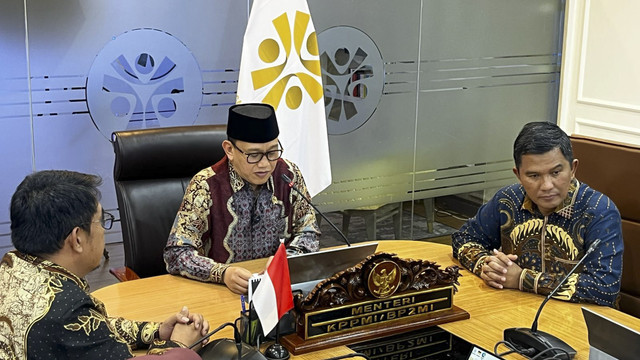 Menteri Perlindungan Pekerja Migran Indonesia Abdul Kadir Karding saat Konferensi Pers Di Gedung KP2MI, Jakarta, Jumat (11/4/2025). Foto: Rayyan Farhansyah/kumparan