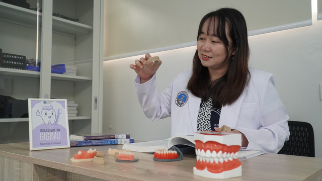 drg. Imme Kris Wicaksono, Sp.PM., dokter gigi spesialis penyakit mulut dari Fakultas Kedokteran Gigi Universitas Kristen Petra (UK Petra).