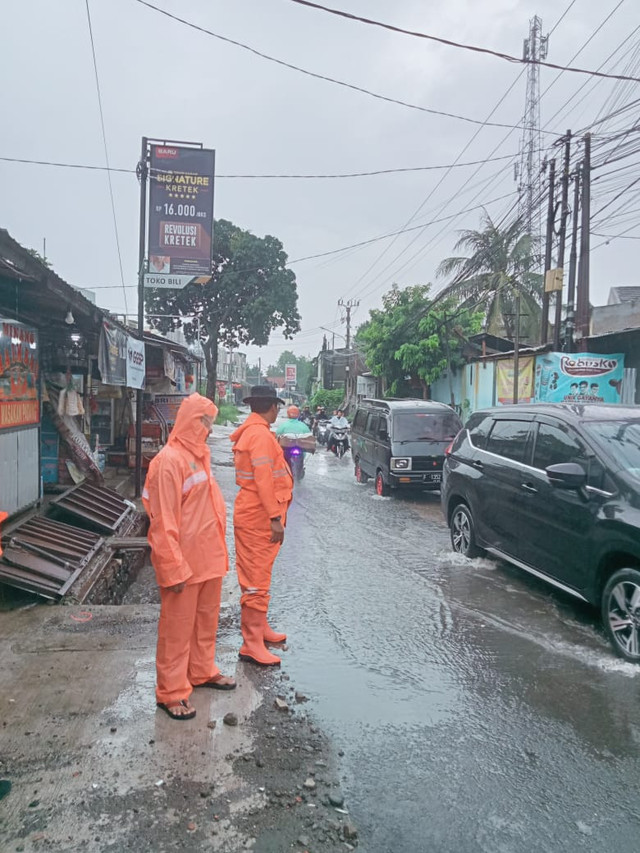 Sejumlah personel BPBD menyurutkan banjir yang sempat terjadi di Cibinong. Foto: Dok. BPBD Kabupaten Bogor