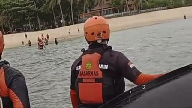 Tim SAR gabungan menemukan korban terakhir santri Pondok Pesantren Amanatul Ummah, Pacet, Kabupaten Mojokerto, Muhamad Fahmi Sirillah (15) yang terseret ombak saat berenang di Pantai Balekambang, Kecamatan Bantur, Kabupaten Malang, Jumat (11/4/2025). Foto: Dok. Basarnas Surabaya