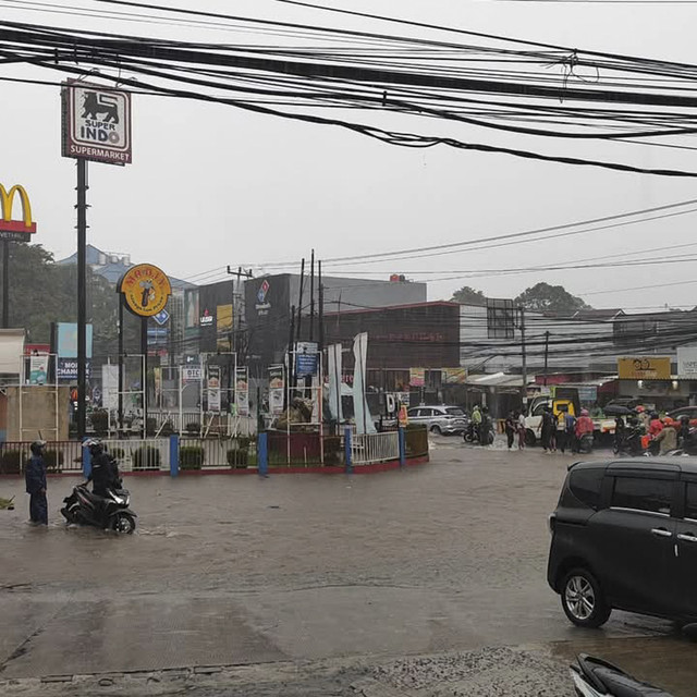 Sejumlah ruas jalan di depok terendam banjir pada Jumat (11/4/2025). Foto: Dok. Istimewa