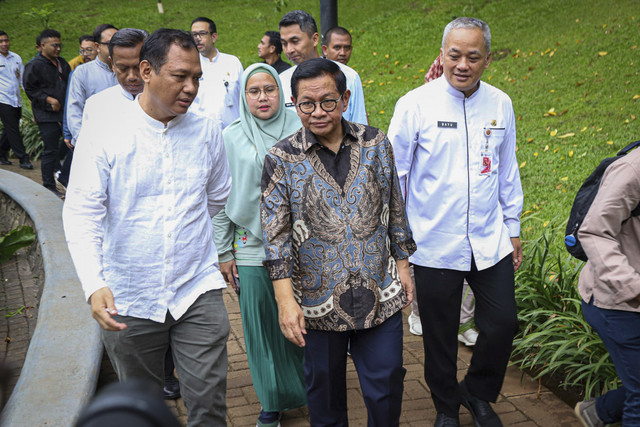 Gubernur DKI Jakarta Pramono Anung meninjau langsung kesiapan Taman Ayodya di Kebayoran Baru, Jakarta, Jumat (11/4/2025).  Foto: Iqbal Firdaus/kumparan