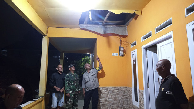 Kondisi rumah yang rusak dekat titik pusat gempa Kota Bogor.  Foto: Istimewa