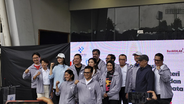 Menkomdigi, Meutya Hafid saat berikan sambutan pada acara sosialisasi Peraturan Menteri tentang e-SIM dan pemutakhiran data di Gelora Bung Karno, Jakarta, Jumat (11/4/2025). Foto: Luthfi Humam/kumparan