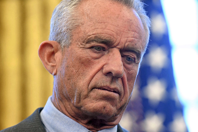 Menteri Kesehatan dan Layanan Kemanusiaan AS Robert F. Kennedy Jr. di Ruang Oval Gedung Putih di Washington, DC pada 25 Februari 2025. Foto: Jim Watson/AFP