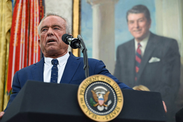 Robert F. Kennedy Jr. berpidato setelah dilantik sebagai Menteri Kesehatan dan Layanan Kemanusiaan di Ruang Oval Gedung Putih di Washington, DC, pada 13 Februari 2025. Foto: ANDREW CABALLERO-REYNOLDS / AFP