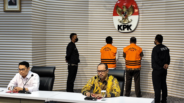 KPK menahan 2 tersangka kasus dugaan korupsi perjanjian jual beli gas antara PT PGN dan PT IAE, Jumat (11/4). Foto: Jonathan Devin/kumparan