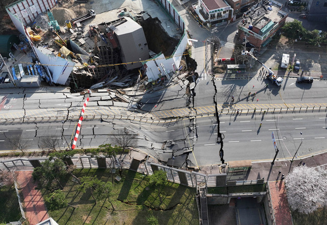 Pemandangan runtuhnya lokasi pembangunan rel kereta bawah tanah di Gwangmyeong, Korea Selatan, 11 April 2025. Foto: Yonhap/via REUTERS 