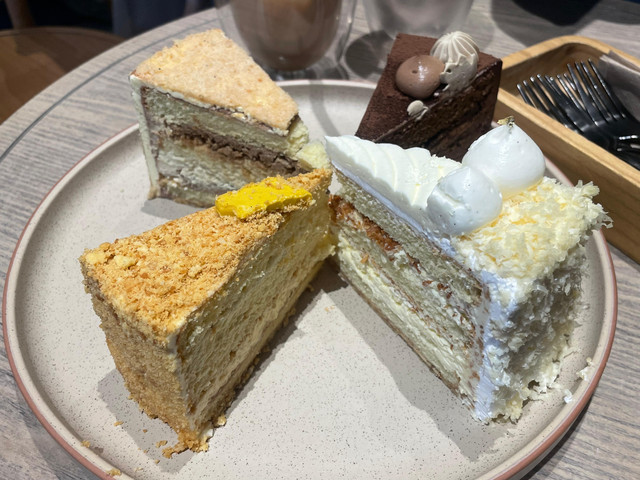 Sajian per Potong Chiffon Cake Terbaru dari FLOR, 24/Chiffon Series. Foto: Salsha Okta Fairuz/kumparan