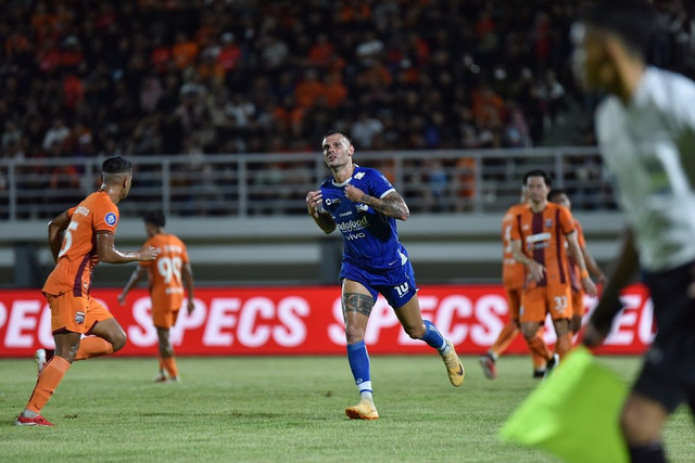 Gelandang PERSIB, Tyronne Del Pino merayakan gol ke gawang Borneo FC pada pertandingan pekan ke-28 Liga 1 2024/25 di Stadion Segiri Samarinda, Jumat, 11 April 2025. Foto: PERSIB.co.id/Barly Isham
