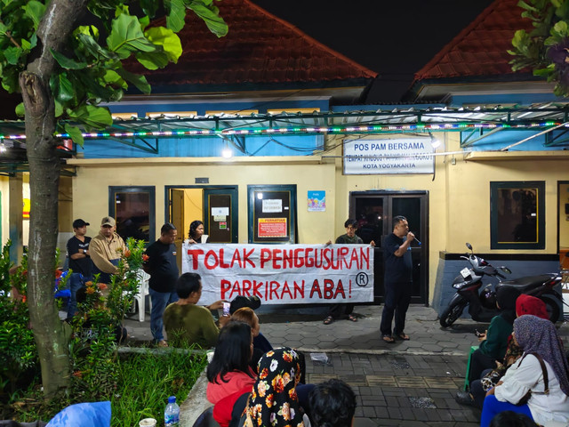 Juru parkir, pedagang, hingga petugas kebersihan menolak rencana pembokaran Tempat Khusus Parkir Abu Bakar Ali (TKP ABA), Kota Yogyakarta, Jumat (11/4). Foto: Arfiansyah Panji Purnandaru/kumparan