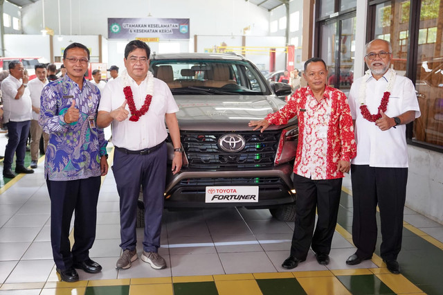 PT Toyota Motor Manufacturing Indonesia (TMMIN) menyerahkan satu unit Toyota Fortuner untuk mendukung kegiatan praktik siswa SMKN 2 Salatiga. Foto: Toyota Indonesia