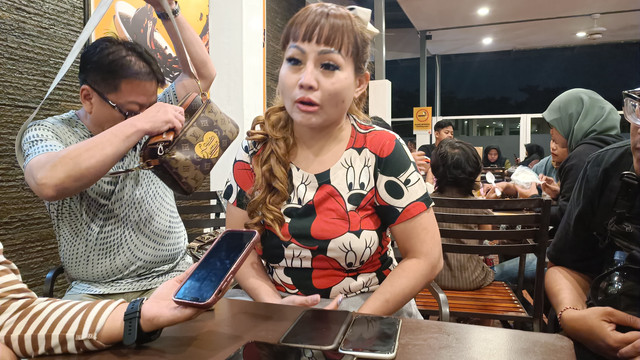 Janhwa Diana, pelapor Wakil Walikota Surabaya Armuji atas dugaan pencemaran nama baik, Jumat (11/4/2025) Foto: Farusma Okta Verdian/kumparan