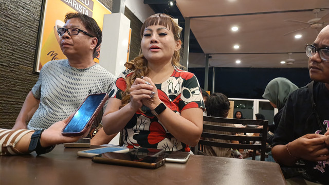 Janhwa Diana, pelapor Wakil Walikota Surabaya Armuji atas dugaan pencemaran nama baik, Jumat (11/4/2025) Foto: Farusma Okta Verdian/kumparan