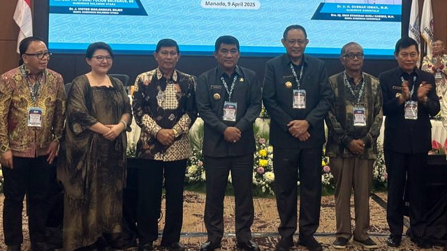 Ramoy Markus Luntungan (ketiga dari kiri) berfoto bersama usai RUPS Bank SulutGo, Rabu (9/4). Dia terpilih jadi Komisaris Utama.
