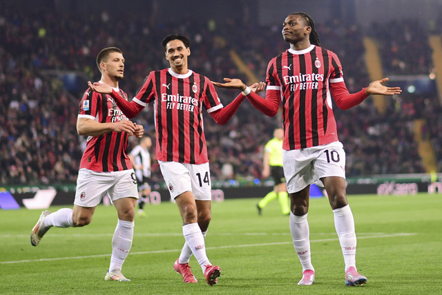 Pemain AC Milan Rafael Leao berselebrasi bersama rekannya Tijjani Reijnders
Udinese pada pertandingan Serie A Liga Italia di Stadion Bluenergy, Udine, Italia, Jumat (11/4/2025). Foto: Daniele Mascolo/Reuters